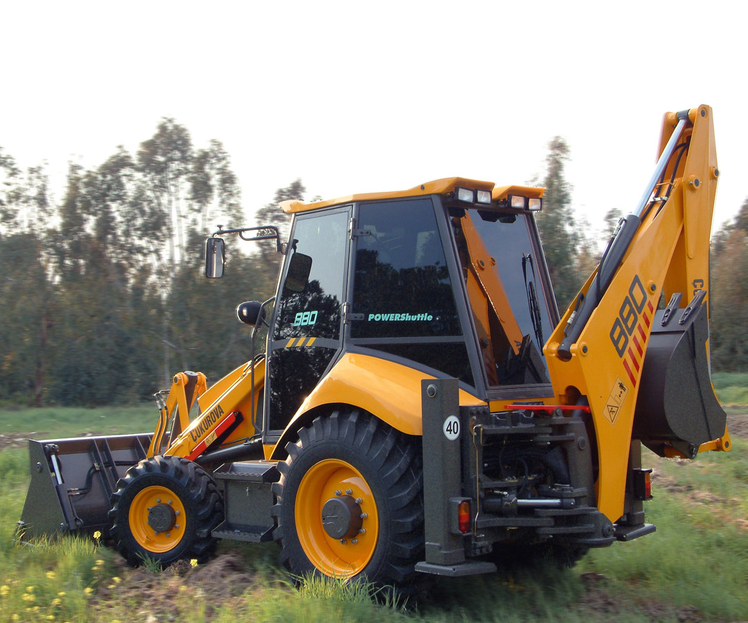 backhoe-loader-880-2