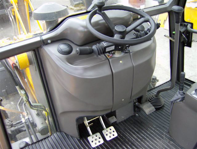 backhoe-loader-880-4