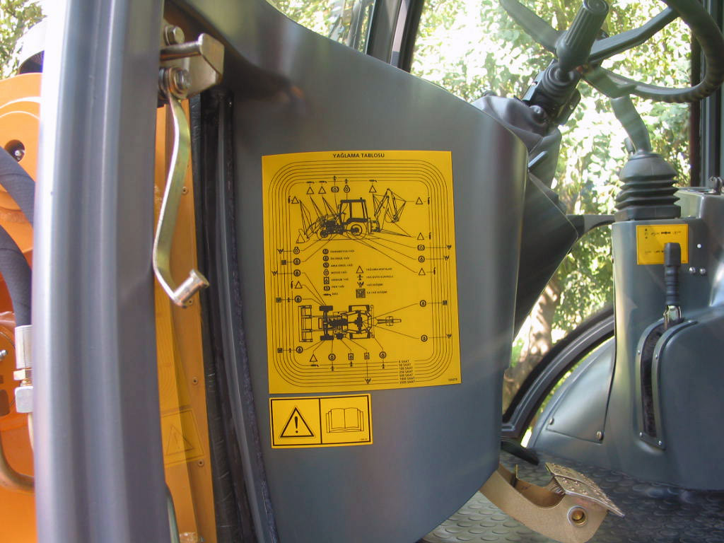 backhoe-loader-885-1