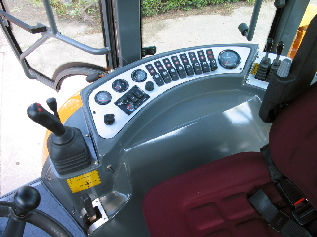 backhoe-loader-885-3