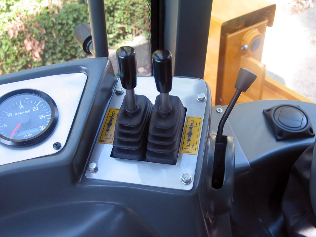 backhoe-loader-885-4